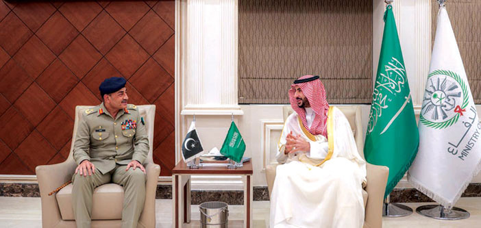 وزير الدفاع بحث مع قائد الجيش الباكستاني الاعتداءات الإيرانية في إطار اتفاقية الدفاع الاستراتيجي 