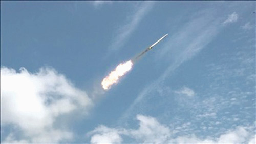 الدفاعات الجوية الإماراتية تتصدى لـ«8» صواريخ و 26 مسيرة 