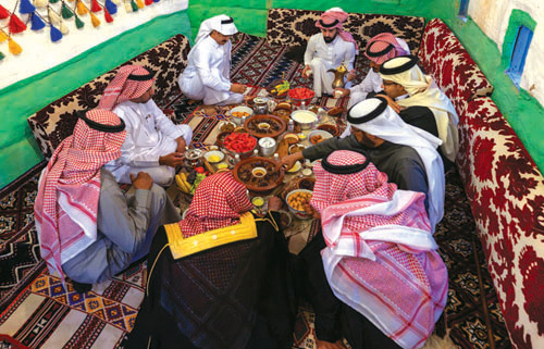 أهالي عسير يستعيدون ذكريات الإفطار في القصور التاريخية 