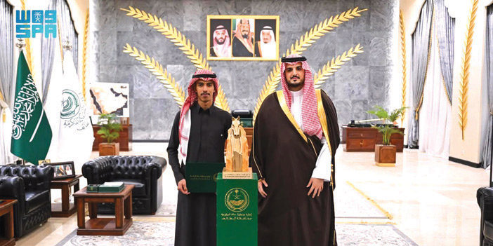 مُحافظ الطائف يكرِّم الفارس السالمي 