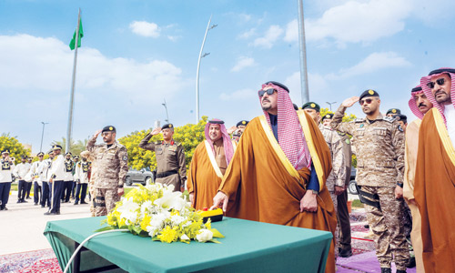 أميرمنطقة القصيم يرفع سارية العلم في ميدان التوحيد 