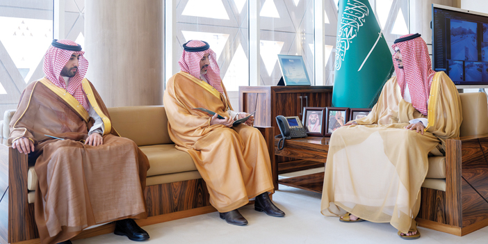 الأمير راكان بن سلمان مستقبلا رئيس وأعضاء مجلس إدارة جمعية الإمام محمد بن سعود بالدرعية