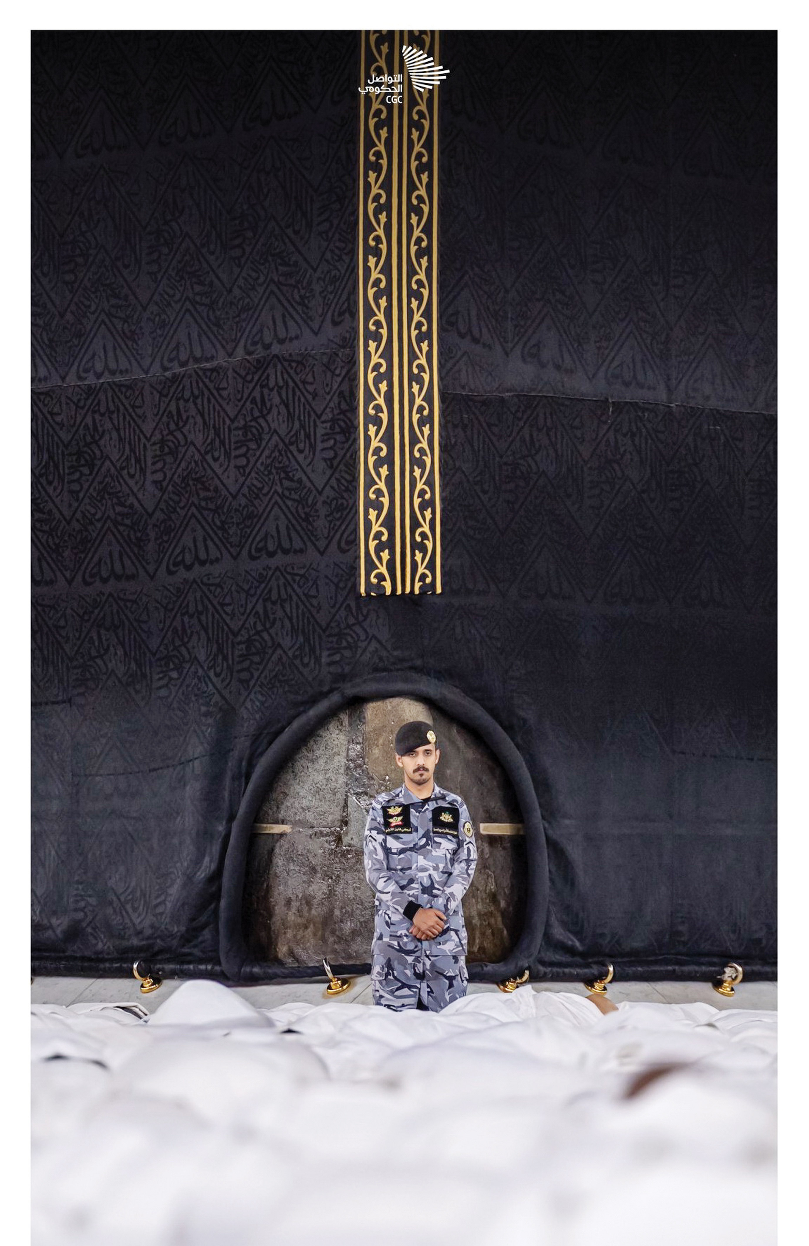 رجل أمن يحرس جموع المصلين في المسجد الحرام/ المصدر - التواصل الحكومي: