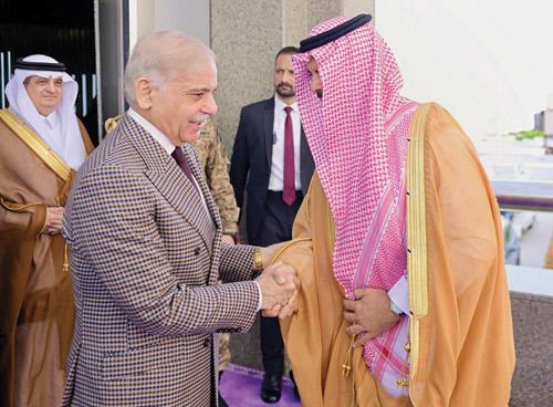 رئيس وزراء  باكستان يصل جدة 