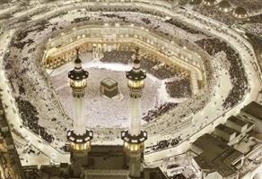 جموع المصلين يؤدون صلاتي التراويح والتهجد في المسجد الحرام ليلة 27 من رمضان 