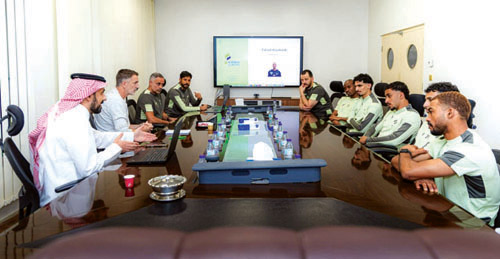 الجهازان الفني والإداري للمنتخب الوطني: 