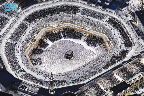 حشود إيمانية.. تظللهم السكينة 