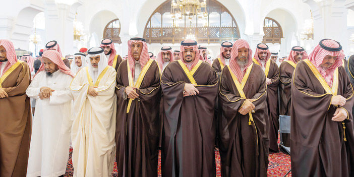 نائب أمير منطقة الرياض يؤدي الصلاة على الشيخ حمد الجميح 