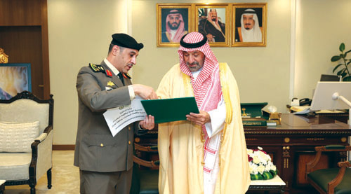 جانب من استلام التقرير