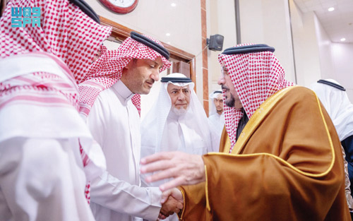 أمير منطقة القصيم يؤدي الصلاة على عبدالله الزامل السليم بعنيزة 