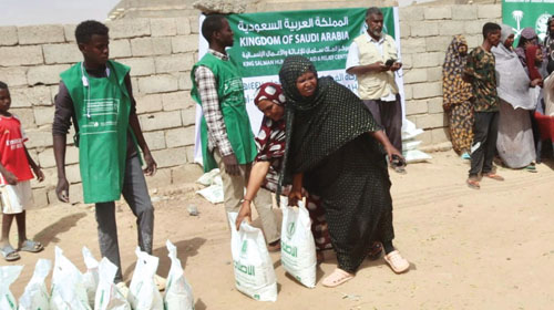 مركز الملك سلمان للإغاثة يوزع (2800) كيس من الأرز بولاية الخرطوم 