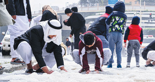  «البَرَد» على مرتفعات وشوارع الباحة
