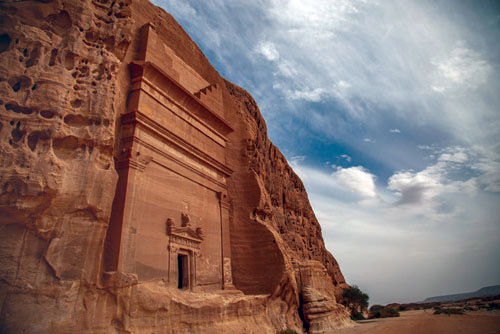 الفنون الهندسية في موقع الحِجر الأثري بالعُلا.. إبداع نبطي منحوت في الصخور 