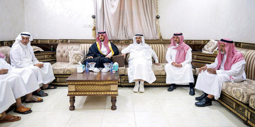 محافظ الطائف يقدّم التعازي لأسرة شيخ شمل الشيابين 