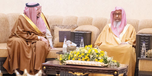 أمير منطقة القصيم يزور سماحة مفتي عام المملكة 