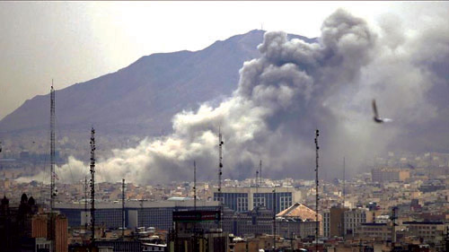 مع دخول الحرب شهرها الأول.. الحوثيون يدخلون على خط الأزمة 