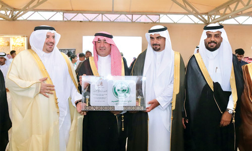 جانب من التكريم وتسليم الجوائز