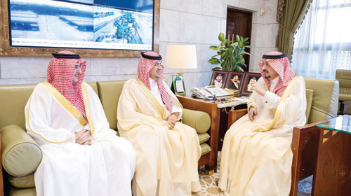  أمير الرياض مستقبلا مدير فرع وزارة الصحة بالمنطقة