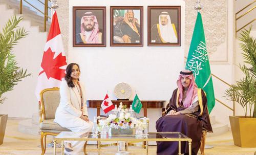 وزير الخارجية خلال استقباله وزيرة خارجية كندا