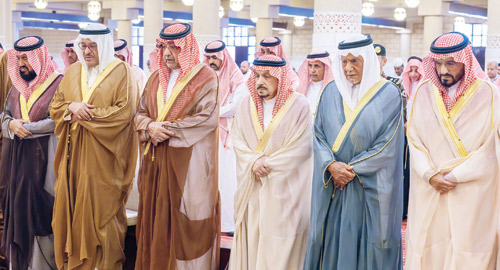 أمير منطقة الرياض يؤدي الصلاة على الأميرة الجوهرة بنت فيصل 