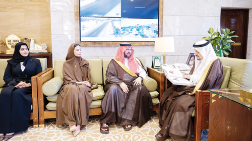 أمير منطقة الرياض مستقبلاً الأمير عبدالعزيز بن طلال